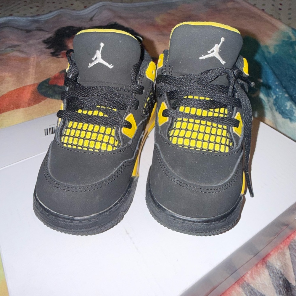 Jordan 4 Retro Thunder - Picture 2 of 5